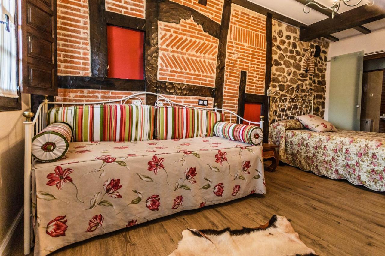 Posada Real La Montanesa Corrales De Buelna Eksteriør billede